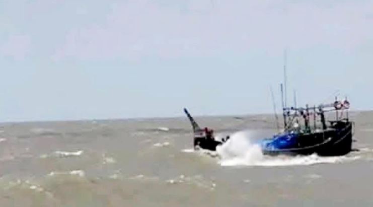 3 fishing trawlers capsize in Hatiya, 48 fishermen rescued