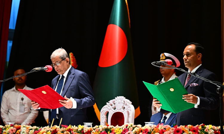 Mirza Fakhrul takes oath as 23rd President