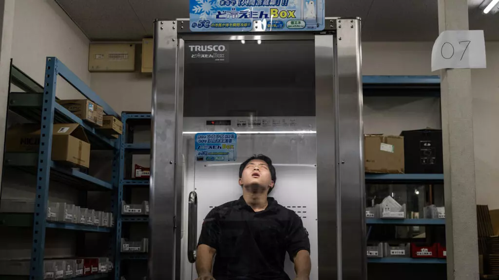 Cool Japan: Human fridge chills workers in extreme heat
