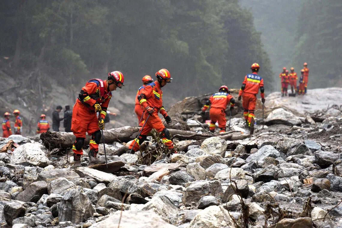 Nepal buries dead as rescuers seek thousands missing
