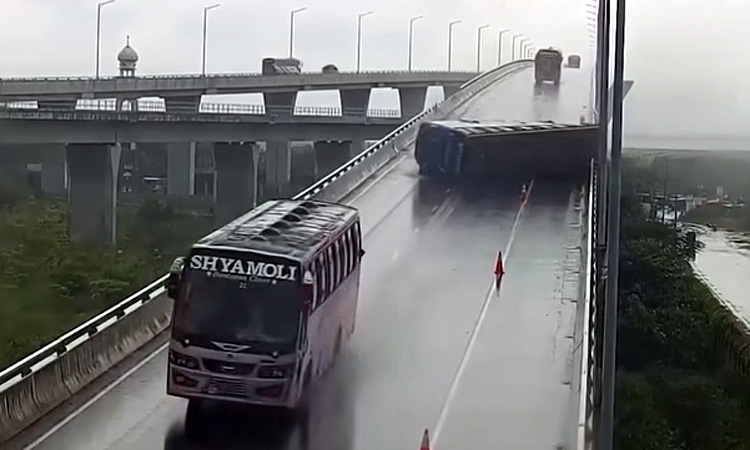 8 injured in Dhaka-Mawa Expressway accident