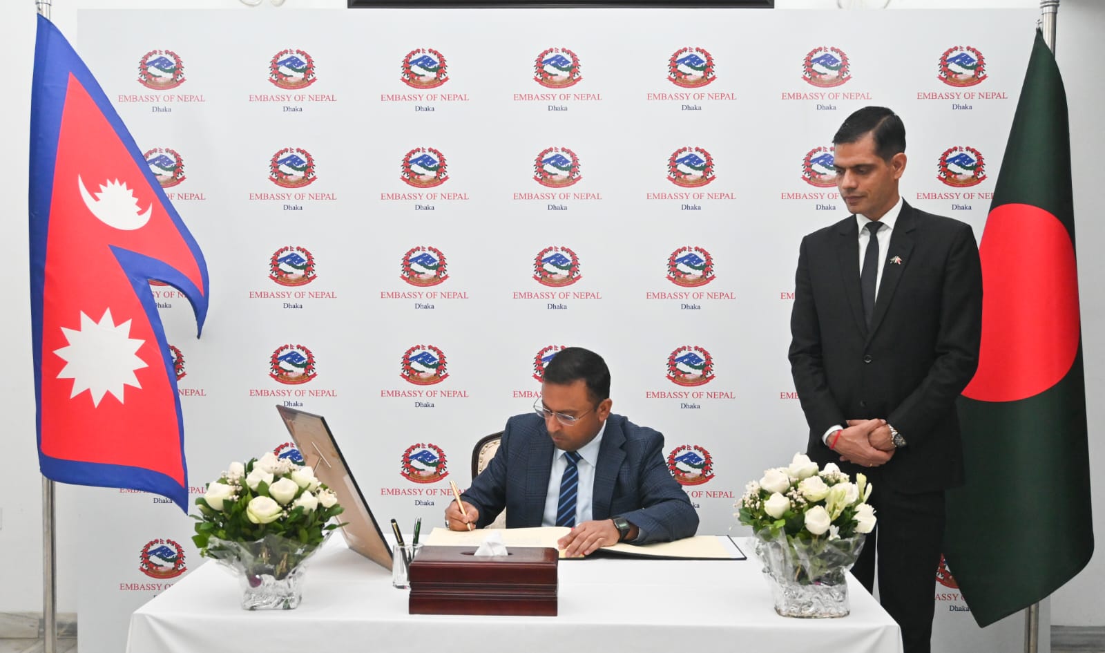 Humaiun signs condolence book over Nepal disaster