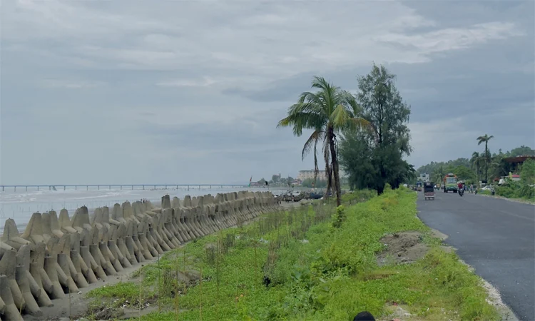 Cox's Bazar Marine Drive draws thousands of local, foreign tourists