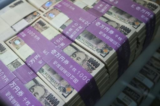 Yen extends gains as traders eye rate hike, tech rallies again