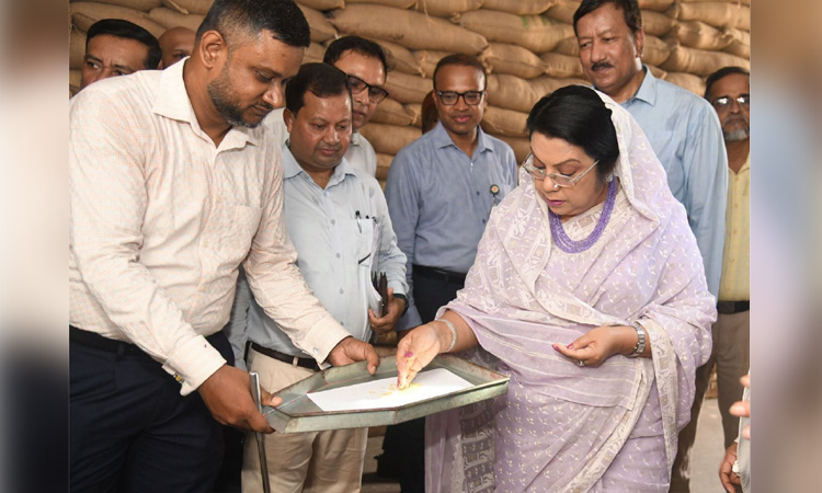 Afroza makes surprise visit to Tejgaon CSD, inspects quality of rice, flour