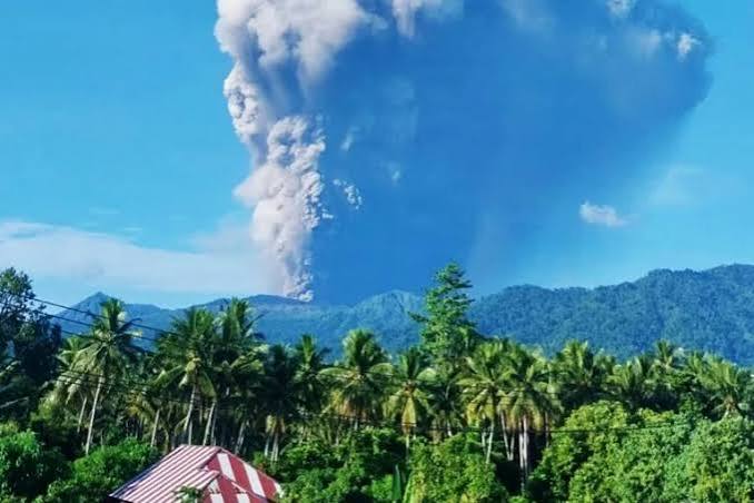 Journalists missing in Indonesia after volcano mission