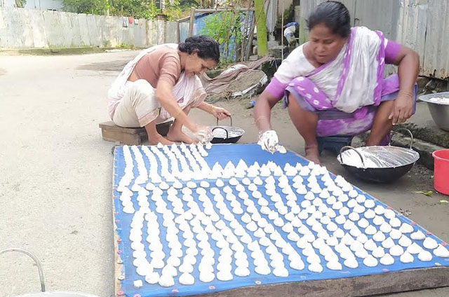 বগুড়ায় কুমড়োর বড়ি তৈরিতে ব্যস্ত গৃহবধূরা