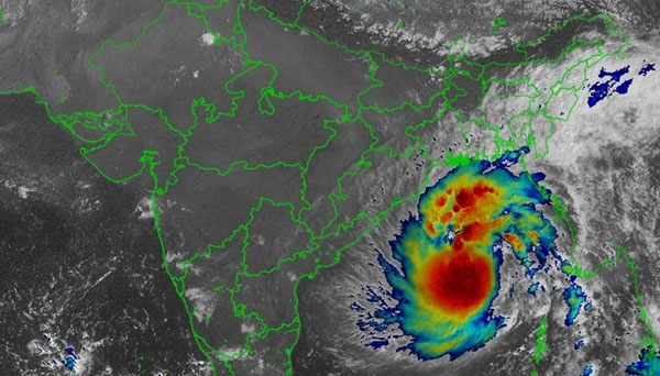 ভারতে ঘূর্ণিঝড়ের আশঙ্কায় হাজার হাজার মানুষ আশ্রয়কেন্দ্রে