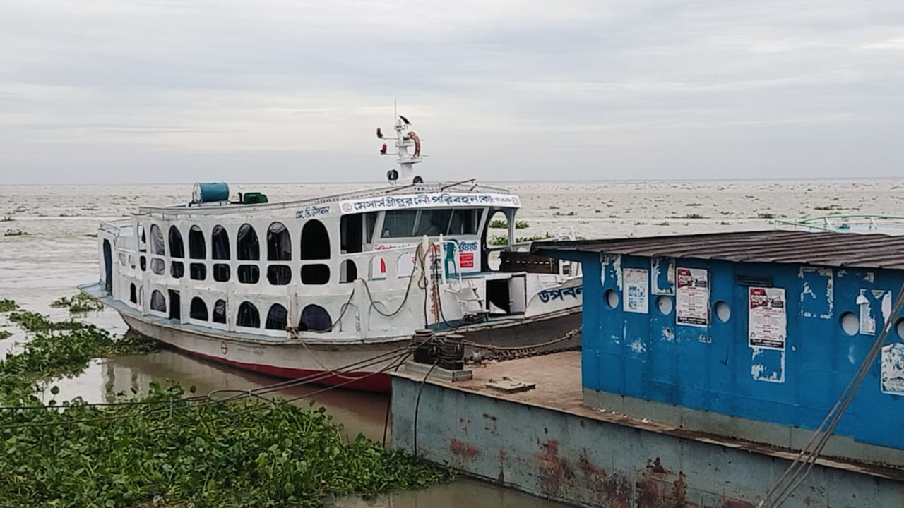 ঘূর্ণিঝড় দানার প্রভাবে ভোলার ৫ রুটে লঞ্চ চলাচল বন্ধ 