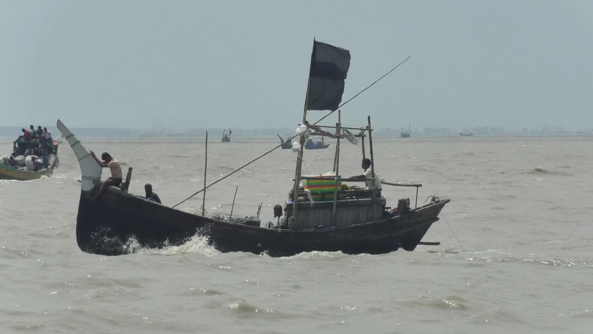 ঘূর্ণিঝড় ‘দানা’র প্রভাবে হাতিয়ার সঙ্গে সারা দেশের নৌ যোগাযোগ বন্ধ