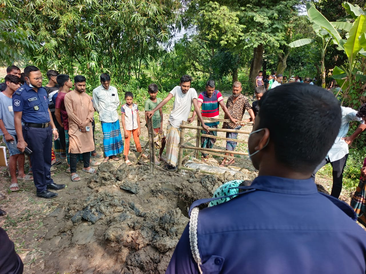 কুমিল্লার দাউদকান্দিতে ছাত্র-জনতার আন্দোলনে নিহত দুই জনের মরদেহ কবর থেকে উত্তোলন