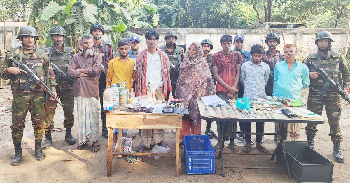 চট্টগ্রামে অস্ত্র, মাদক ও নগদ ১৫ লাখ টাকাসহ ৫ দুষ্কৃতিকারী আটক