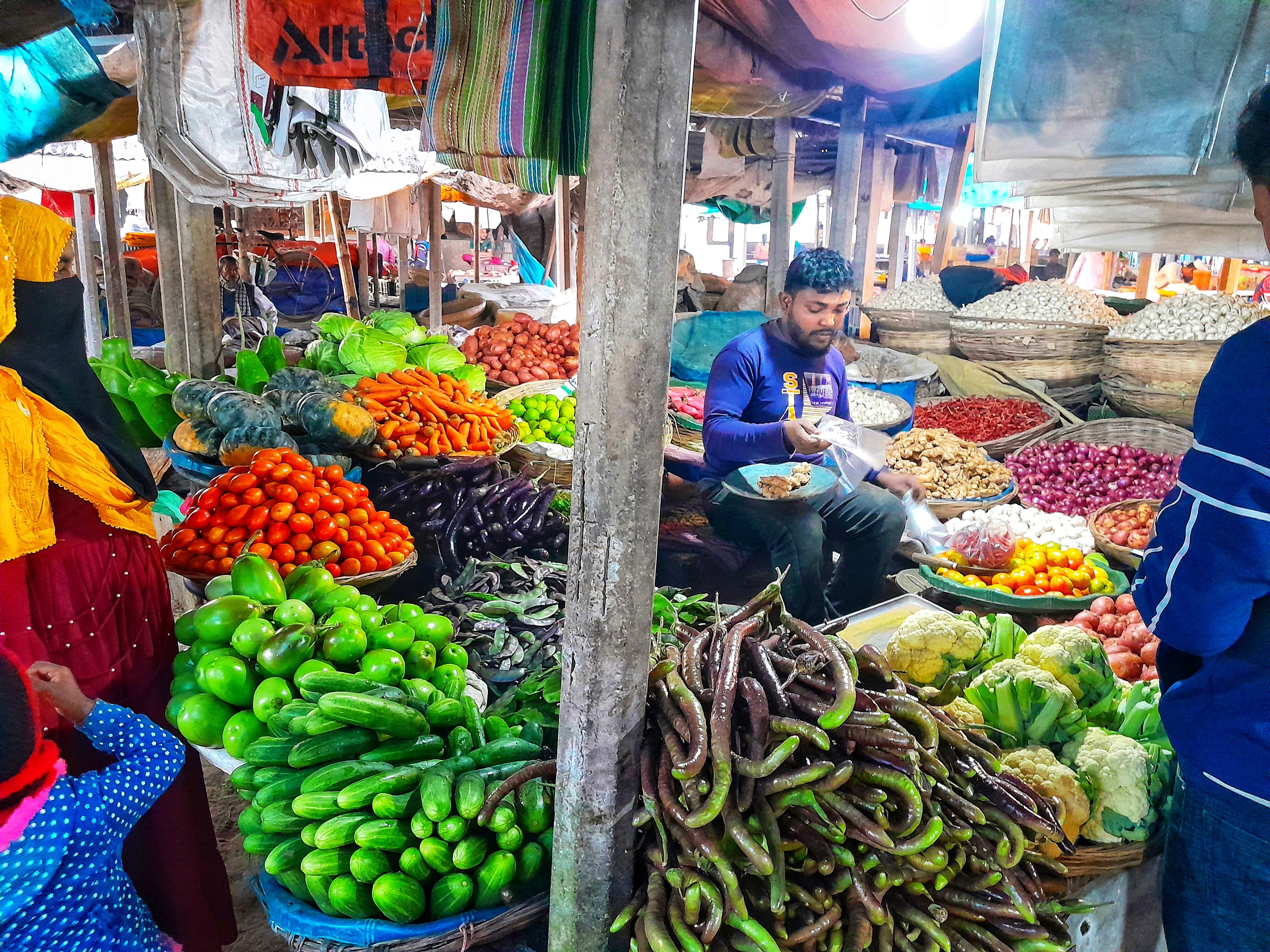 লালমনিরহাটে সবজির বাজারে ফিরেছে স্বস্তি