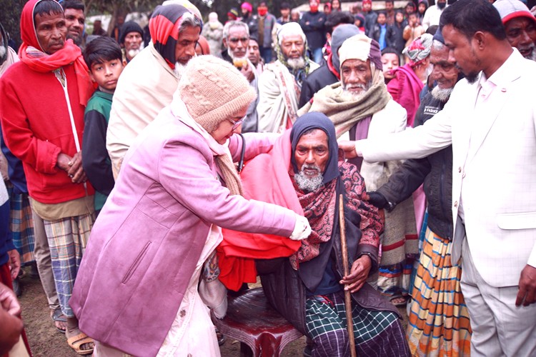 পীরগঞ্জে শহিদ আবু সাঈদ ফাউন্ডেশনের এক হাজার কম্বল বিতরণ