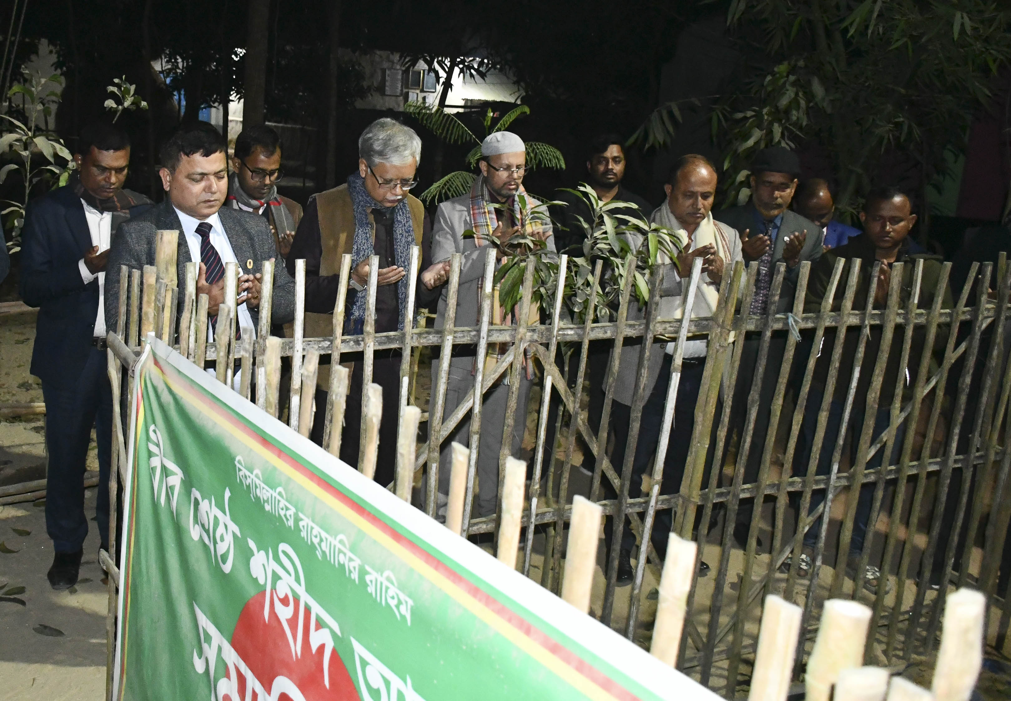 শহিদ আবু সাঈদের কবরে তিন উপাচার্যের শ্রদ্ধা নিবেদন