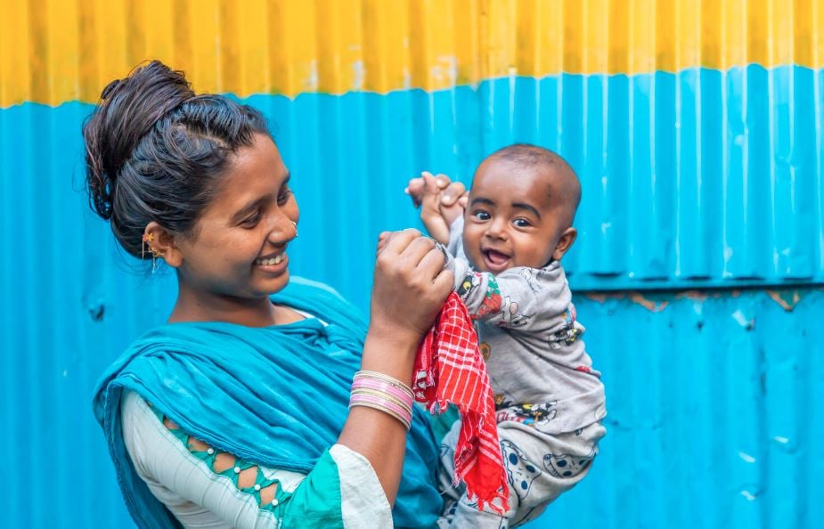 শিশুর জন্মের পর কমপক্ষে ৬ মাস বুকের দুধ পান করানো জরুরি