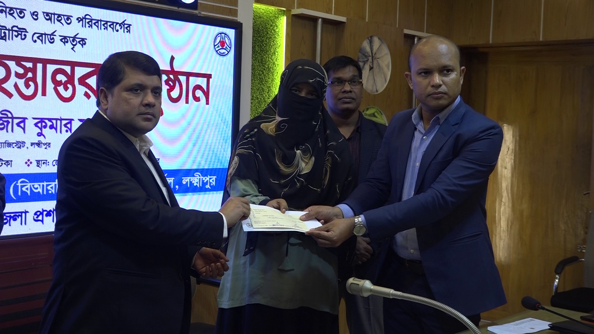 লক্ষ্মীপুরে সড়ক দুর্ঘটনায় হতাহতদের পরিবারকে ২১ লাখ টাকা অনুদান 