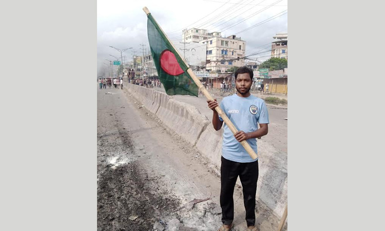 ‘ঔষধের টাকা যোগাড় করতে গেলে খাবারের টাকায় টান পড়ে, আমাদের কিভাবে চলবে?’ এ প্রশ্ন শহিদ রানার বাবা মায়ের