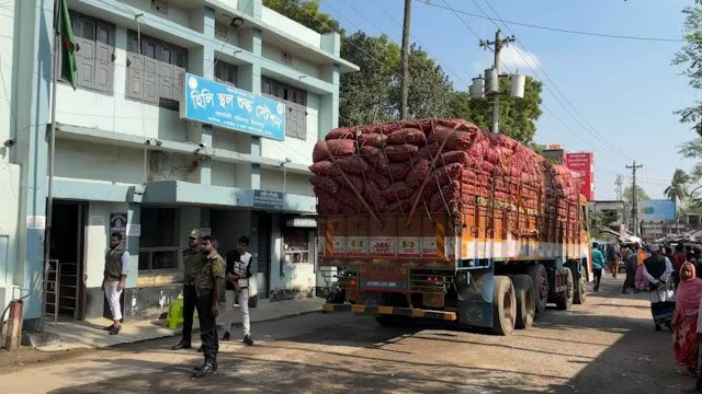 হিলি স্থল বন্দরে ৬ মাসে ৩১৮ কোটি ৭৬ লাখ টাকা রাজস্ব আদায়