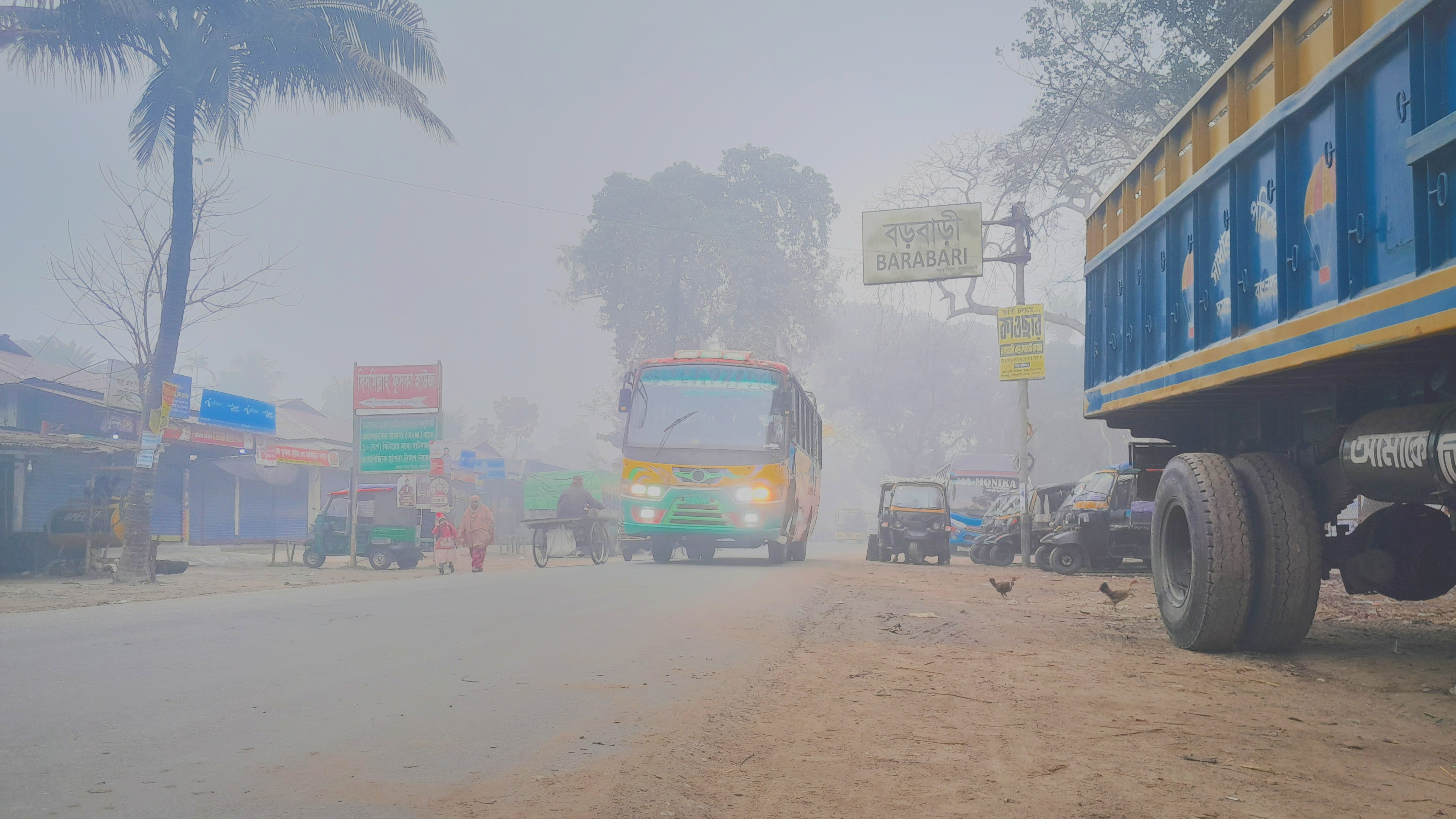 লালমনিরহাটে ঘন কুয়াশায় হেডলাইট জ্বালিয়ে চলছে যানবাহন 