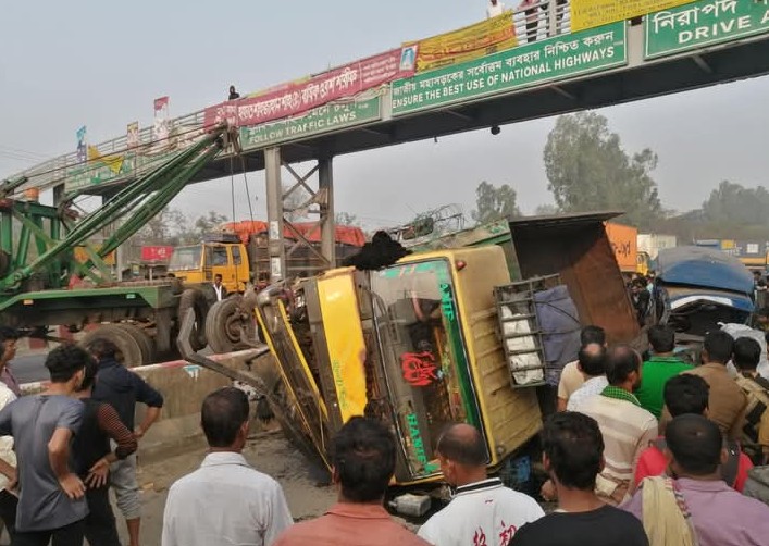 মিরসরাইয়ে ট্রাকচাপায় মোটরসাইকেল আরোহীর নিহত