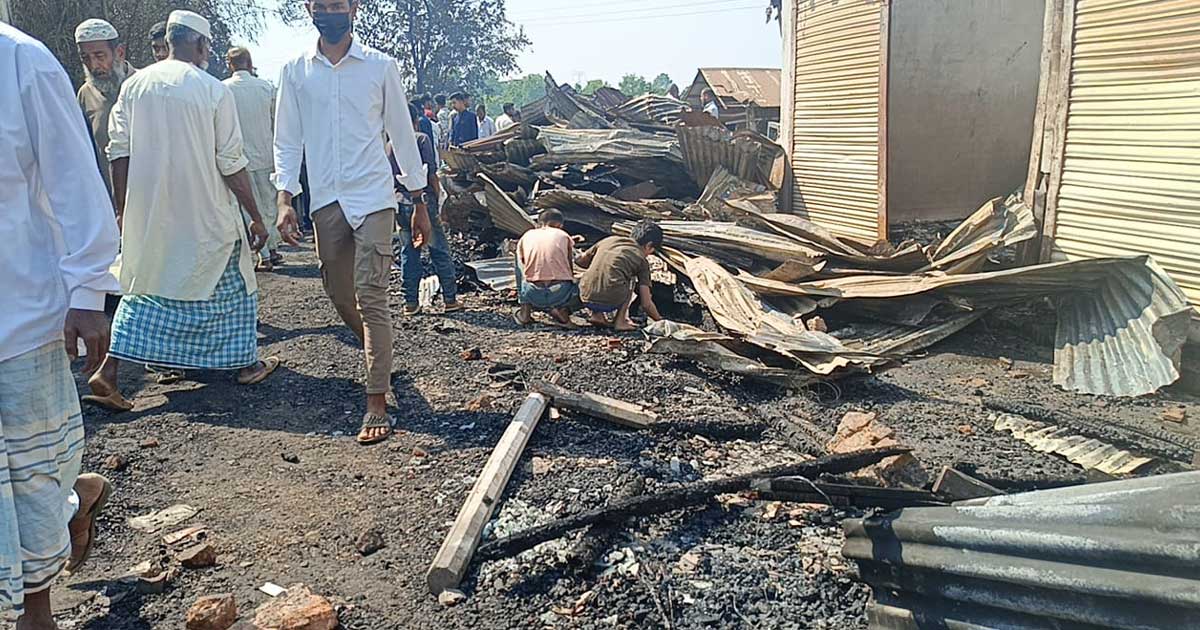 চট্টগ্রামে পৃথক অগ্নিকাণ্ডে ৩৬ দোকান-ঘর পুড়ে ছাই