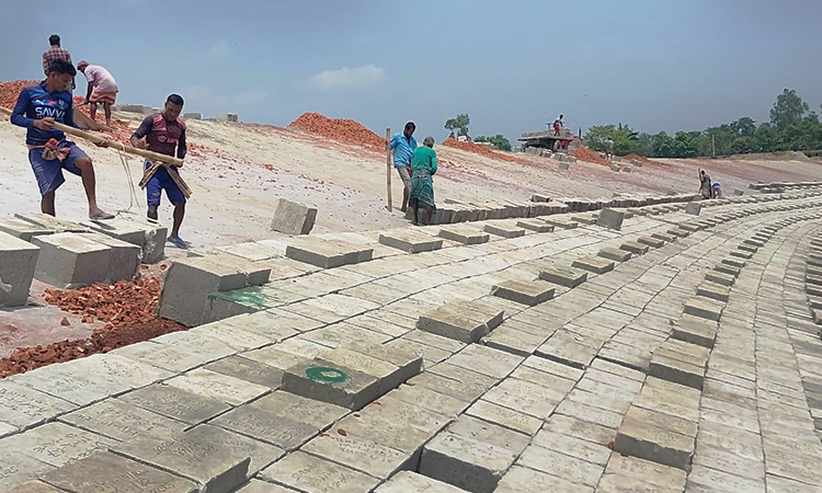 সিরাজগঞ্জে যমুনার ডানতীর রক্ষায় বাঁধ নির্মাণ কাজ শুরু