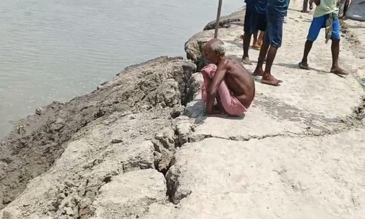 শ্যামনগরে চুনকুড়ি নদীর বেড়িবাঁধে ফাটল