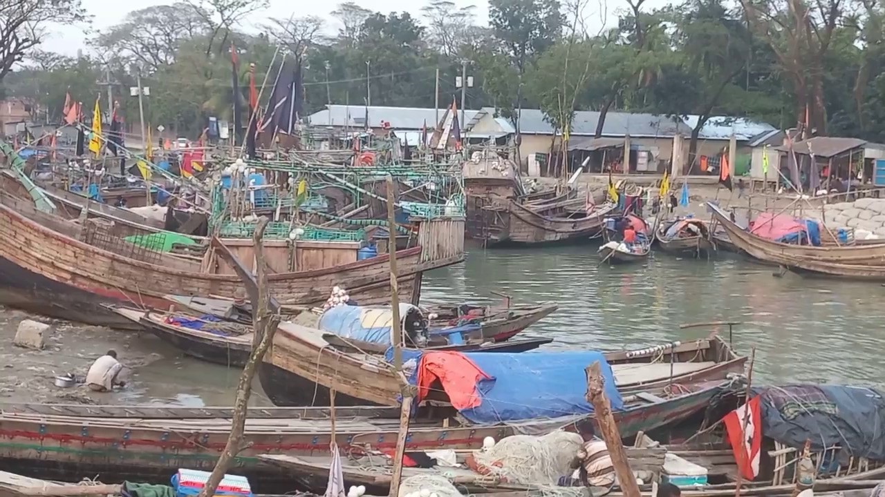 লক্ষ্মীপুরে মেঘনায় মাছ শিকারের প্রস্তুতি নিচ্ছে জেলেরা