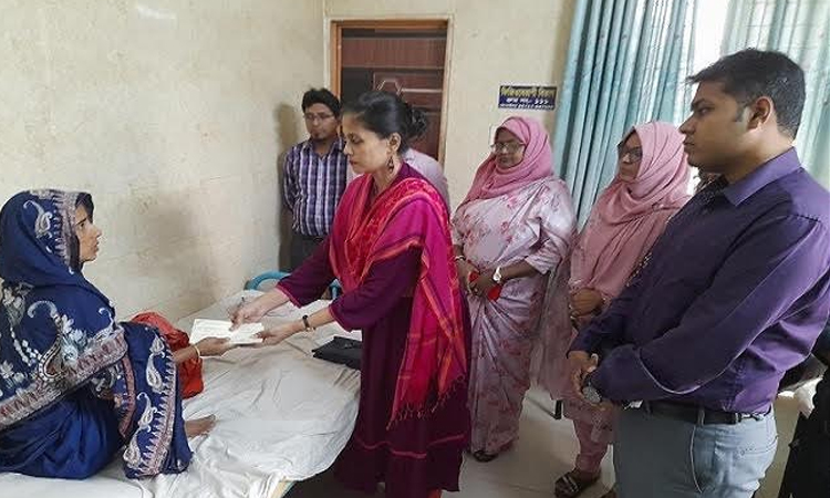 লামিয়ার মায়ের কাছে মহিলা বিষয়ক মন্ত্রণালয়ের চেক হস্তান্তর
