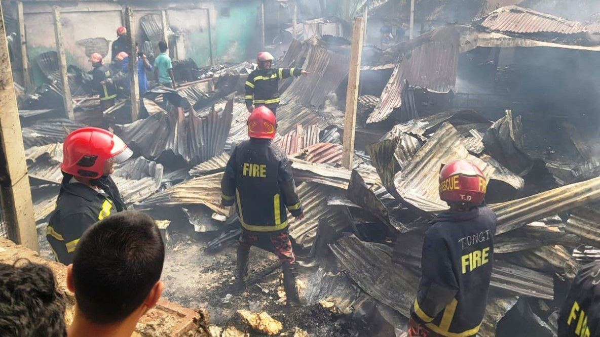 গাজীপুরের টঙ্গীতে ভাঙারির গোডাউনে অগ্নিকাণ্ড