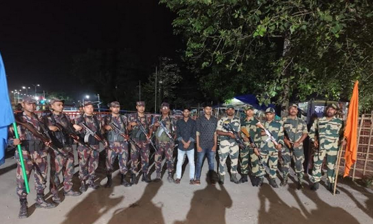 আটকের ৮ ঘণ্টা পর দুই বাংলাদেশিকে ফেরত দিয়েছে বিএসএফ