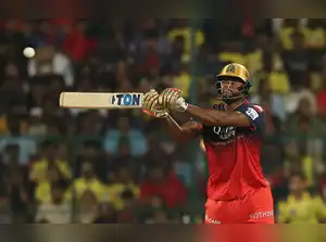 শেফার্ডের ব্যাটিং তান্ডবে শীর্ষে উঠল ব্যাঙ্গালূরু