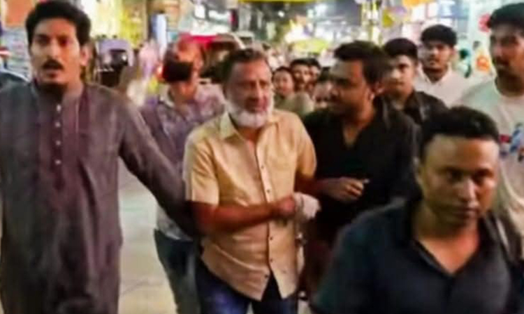 বগুড়ায় আওয়ামী লীগ নেতাকে পুলিশে দিলেন এনসিপি নেতা-কর্মীরা