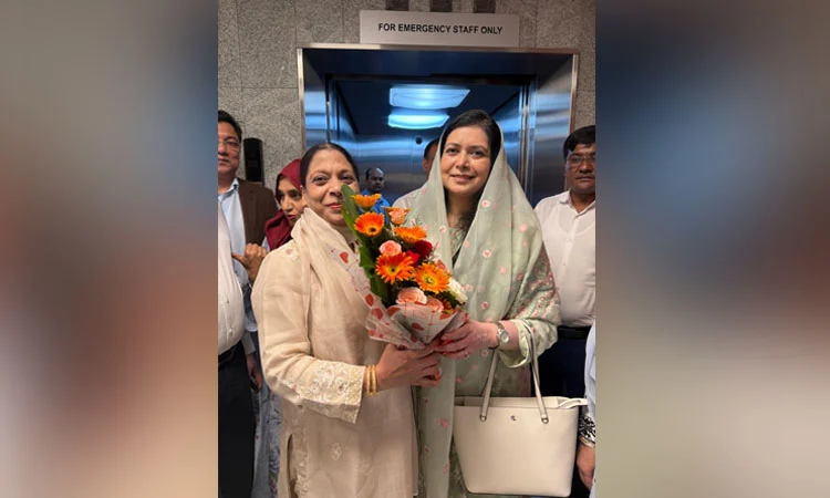 অসুস্থ মাকে দেখতে হাসপাতালে ডা. জোবাইদা রহমান 