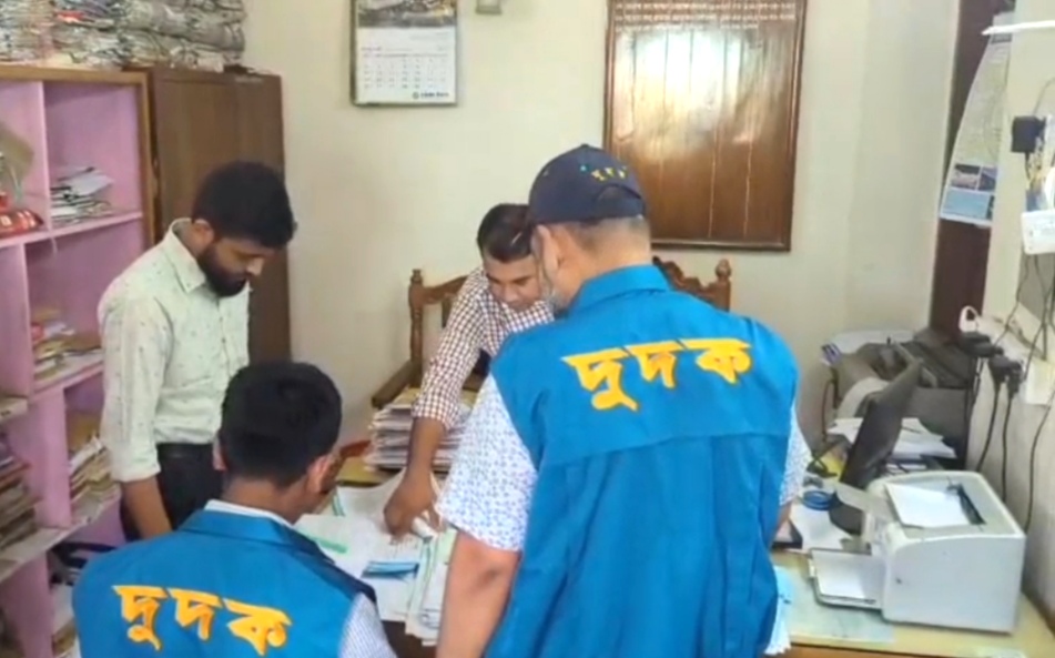 রাঙ্গামাটি বিআরটিএ অফিসে দুদকের অভিযান