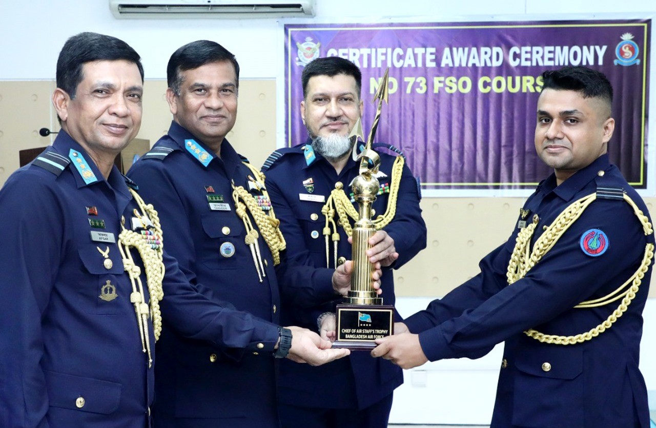 বিমান বাহিনীর ৭৩তম ফ্লাইট সেফটি অফিসার্স কোর্সের সনদপত্র বিতরণ 