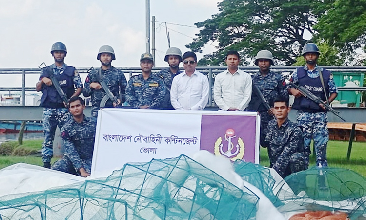 বঙ্গোপসাগরে মৎস্য সম্পদ সুরক্ষায় বাংলাদেশ নৌবাহিনীর অভিযান