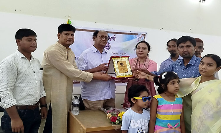 নড়াইলে চিত্রশিল্পী বলদেব অধিকারীর বিদায় সংবর্ধনা অনুষ্ঠিত