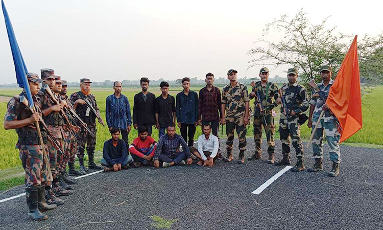 অবৈধ অনুপ্রবেশের অভিযোগে আটক ৯ বাংলাদেশি নাগরিককে বিজিবির নিকট হস্তান্তর 
