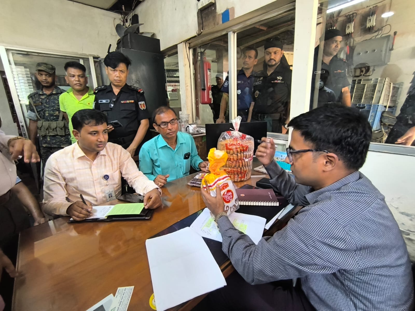 কিশোরগঞ্জে খাদ্য সামগ্রী উৎপাদনকারী তিনটি প্রতিষ্ঠানকে জরিমানা