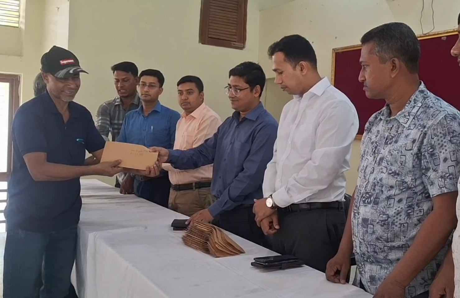 জয়পুরহাটে ইটভাটার গ্যাসে ফসল নষ্ট হওয়ায় ৯৫ কৃষককে ক্ষতিপূরণ 
