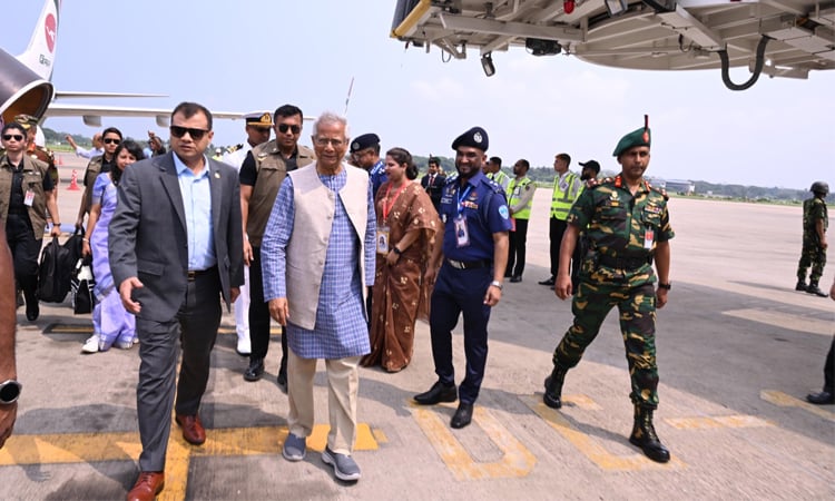 প্রধান উপদেষ্টা চট্টগ্রামে পৌঁছেছেন 