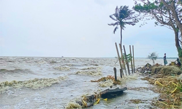 ভোলায় গুমোট আবহাওয়ায় উত্তাল নদ-নদী ও সমুদ্র উপকূল