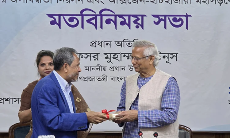 চট্টগ্রাম ন্যাশনাল হার্ট ফাউন্ডেশন হাসপাতালের জমির দলিল হস্তান্তর করলেন প্রধান উপদেষ্টা