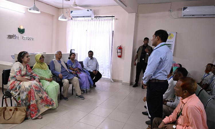 গ্রামীণ ব্যাংকের প্রথম শাখা পরিদর্শন করলেন প্রধান উপদেষ্টা 