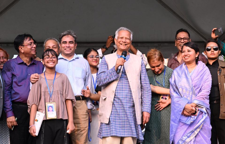 প্রধান উপদেষ্টাকে কাছে পেয়ে আবেগাপ্লুত বাথুয়াবাসী