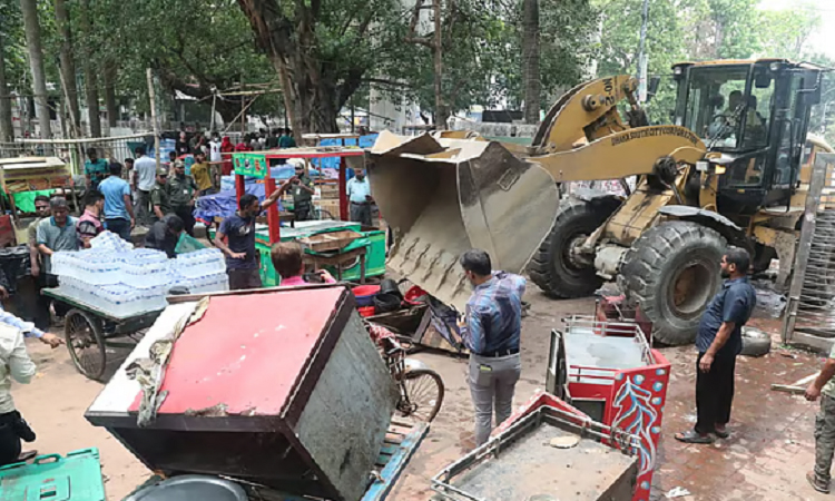 সোহরাওয়ার্দী উদ্যানের অবৈধ সব দোকান গুড়িয়ে দিয়েছে সিটি কর্পোরেশন
