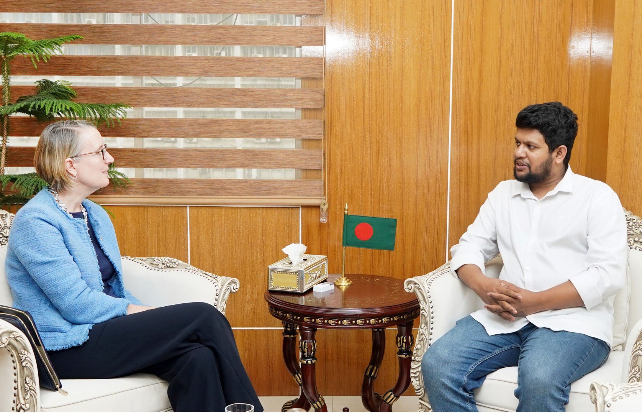 তথ্য উপদেষ্টার সঙ্গে ব্রিটিশ হাইকমিশনারের সাক্ষাৎ 