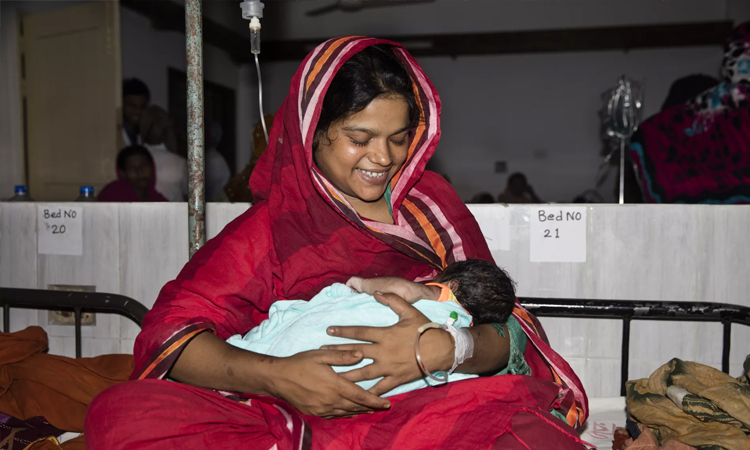 শিশুর শারীরিক গঠন ও সুরক্ষায় মায়ের দুধের বিকল্প নেই